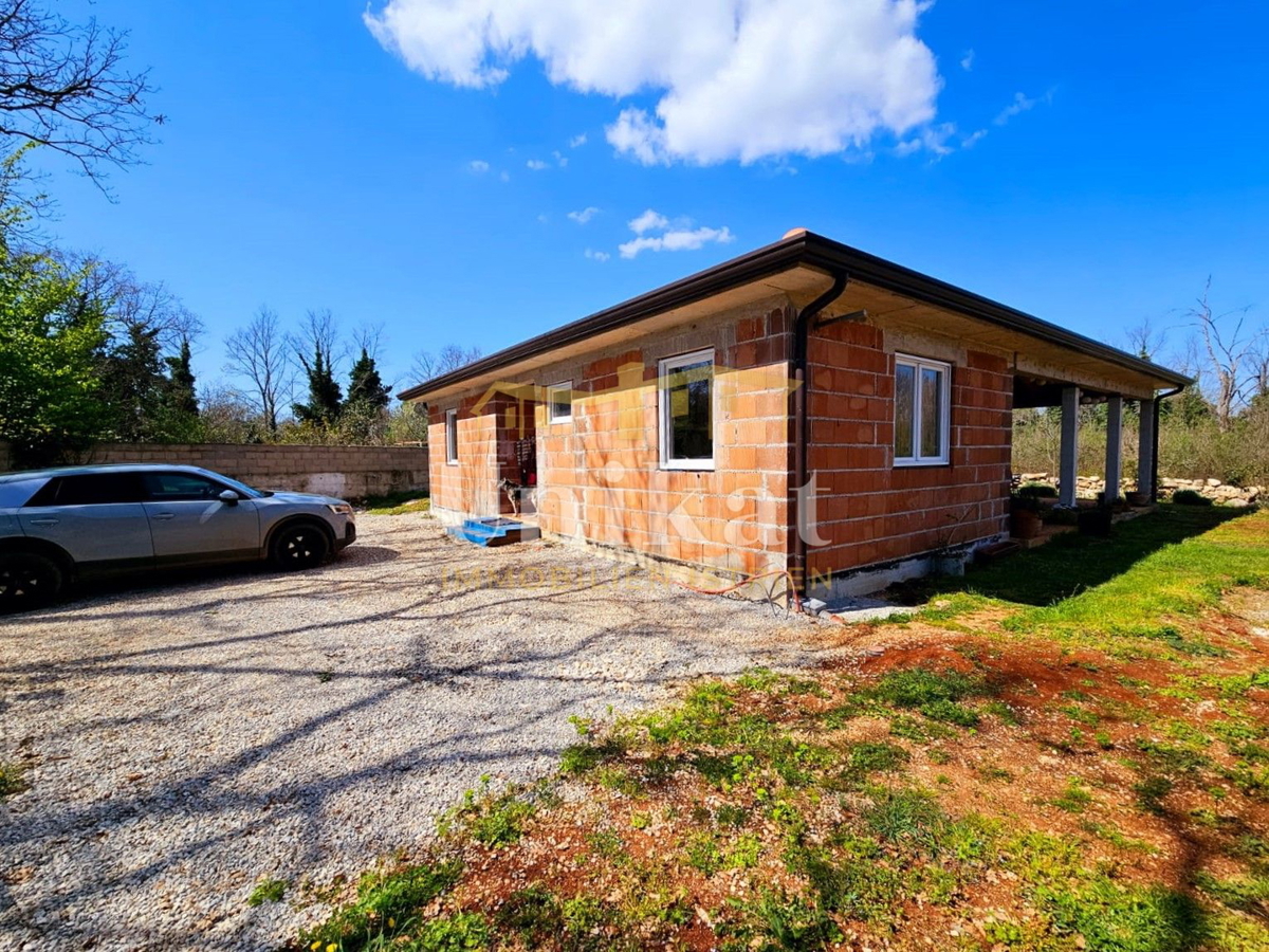 Casa al piano terra senza vicini a 10 km da Poreč - grande giardino
